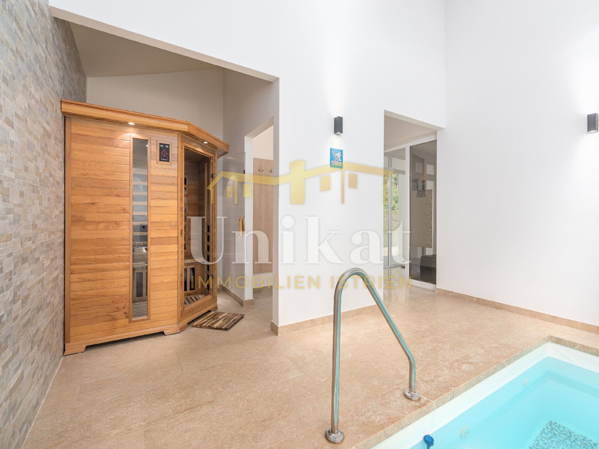 Villa moderna con piscina interna ed esterna